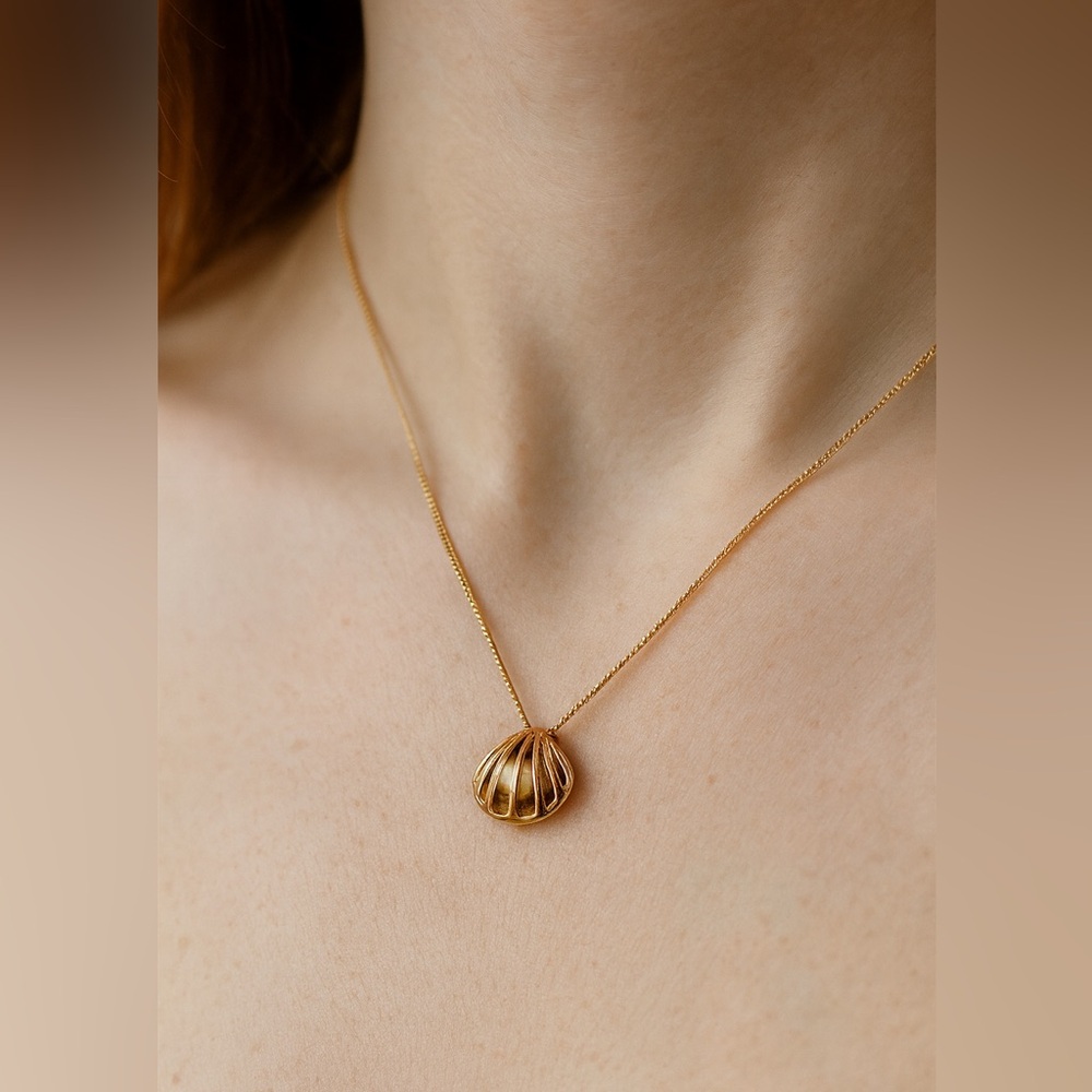 Avon Gold Tone Pearl Shell Pendant Necklace Woman’s Dainty Beach Ocean Jewelry - Picture 3 of 10